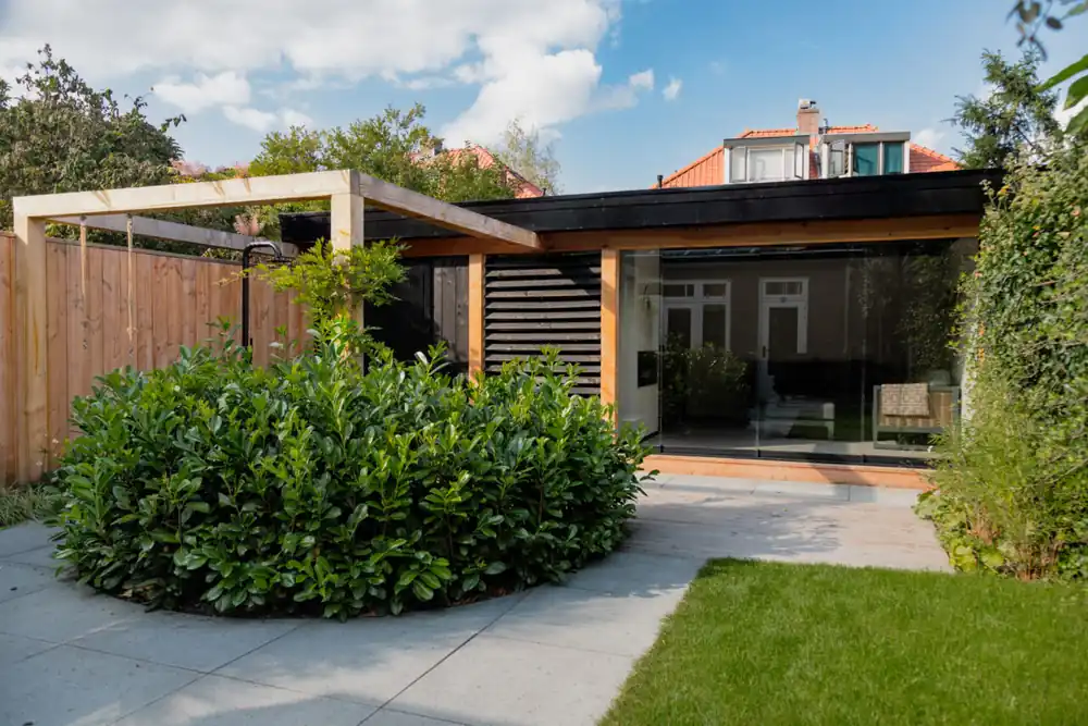 Douglas geisoleerd tuinhuis Amersfoort met pergola, vloer en glazen schuifwanden 720x430cm Nu Kopen