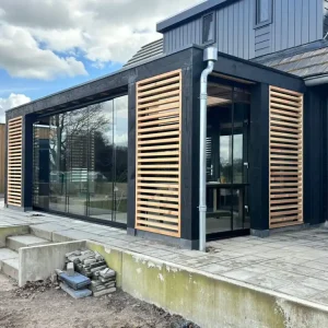Douglas veranda Wythem incl glazen schuifwanden 700x275cm Must-Have