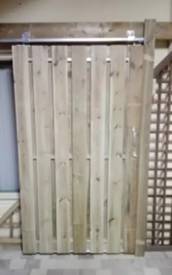 Voorbeeld geïmpregneerde schuifpoort op poortframe 190×136.5cm compleet met schuifsysteem Lage Kosten