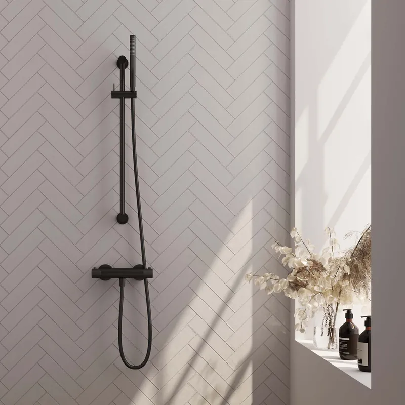 Weekendaanbieding Brauer Black Carving Doucheset: Thermostatische Opbouwkraan met Glijstang, Staafhanddouche & Doucheslang - Set 1 - Geribbeld Draaiknoppen - Mat Zwart