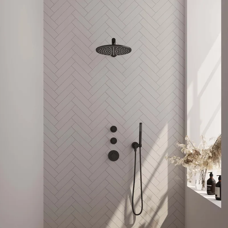 Brauer Black Carving Regendoucheset: Thermostatische Inbouwkraan met Stopkranen, Rechte Wandarm, Douchekop 30cm, Wandhouder met Wateruitlaat, Staafhanddouche & Doucheslang - Set 2 - Geribbeld Draaiknoppen - Mat Zwart Finale Uitverkoop