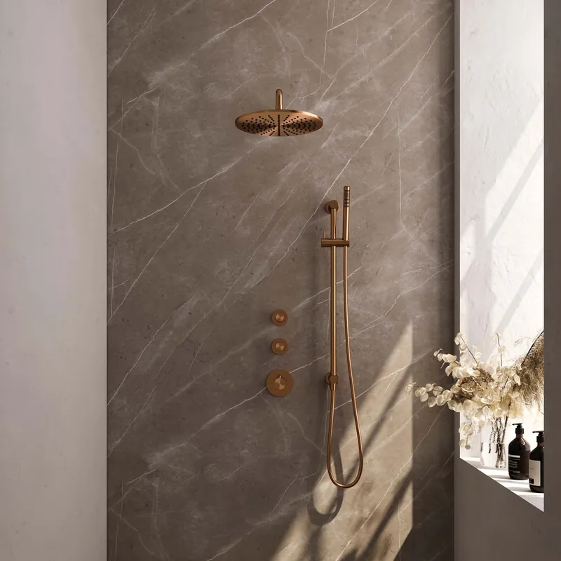Aanbieding Brauer Copper Carving Regendoucheset: Thermostatische Inbouwkraan met Stopkranen, Gebogen Wandarm, Douchekop 30cm, Glijstang met Wateruitlaat, Staafhanddouche & Doucheslang - Set 16 - Geribbeld Draaiknoppen - PVD - Geborsteld Koper