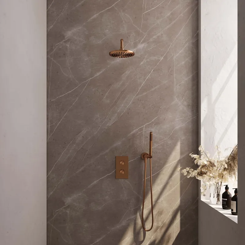 Brauer Copper Carving Regendoucheset: Thermostatische Inbouwkraan met 3-Weg Omstel, Gebogen Wandarm, Douchekop 20cm, Wandhouder met Wateruitlaat, Staafhanddouche & Doucheslang - Set 27 - Geribbeld Draaiknoppen - PVD - Geborsteld Koper Bestseller