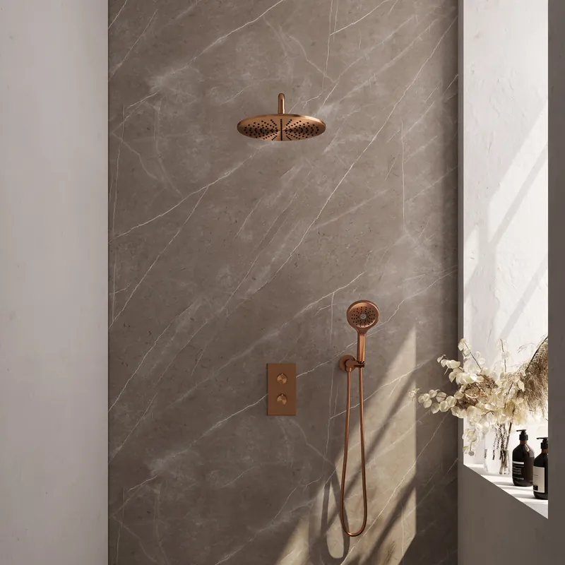 Lage Prijs Brauer Copper Carving Regendoucheset: Thermostatische Inbouwkraan met 3-Weg Omstel, Gebogen Wandarm, Douchekop 30cm, Wandhouder met Wateruitlaat, 3-Standen Handdouche & Doucheslang - Set 34 - Geribbeld Draaiknoppen - PVD - Geborsteld Koper