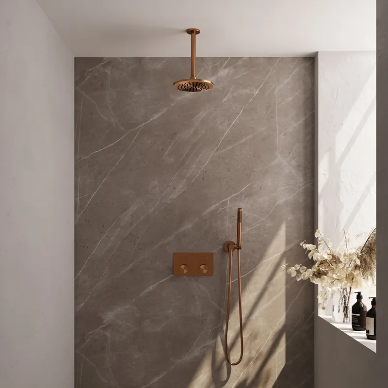 Gratis Retour Brauer Copper Carving Regendoucheset: Thermostatische Inbouwkraan met Drukknoppen, Plafondarm, Douchekop 20cm, Wandhouder met Wateruitlaat, Staafhanddouche & Doucheslang - Set 53 - Geribbeld Draaiknoppen - PVD - Geborsteld Koper