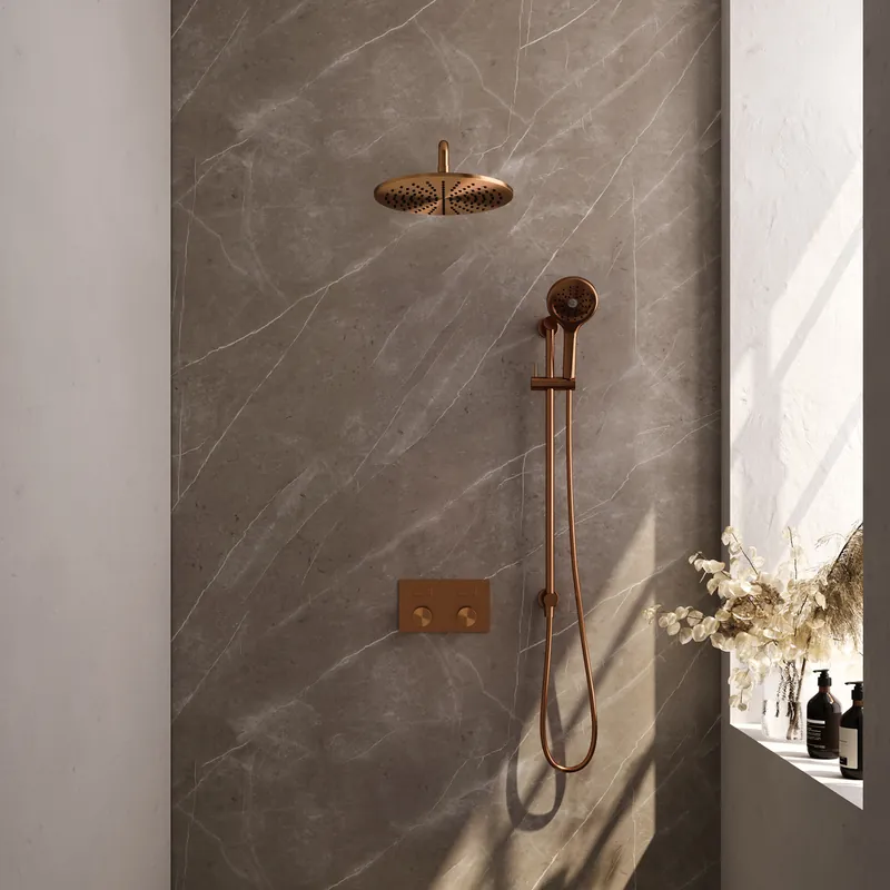 Brauer Copper Carving Regendoucheset: Thermostatische Inbouwkraan met Drukknoppen, Gebogen Wandarm, Douchekop 30cm, Glijstang met Wateruitlaat, 3-Standen Handdouche & Doucheslang - Set 70 - Geribbeld Draaiknoppen - PVD - Geborsteld Koper Express Levering