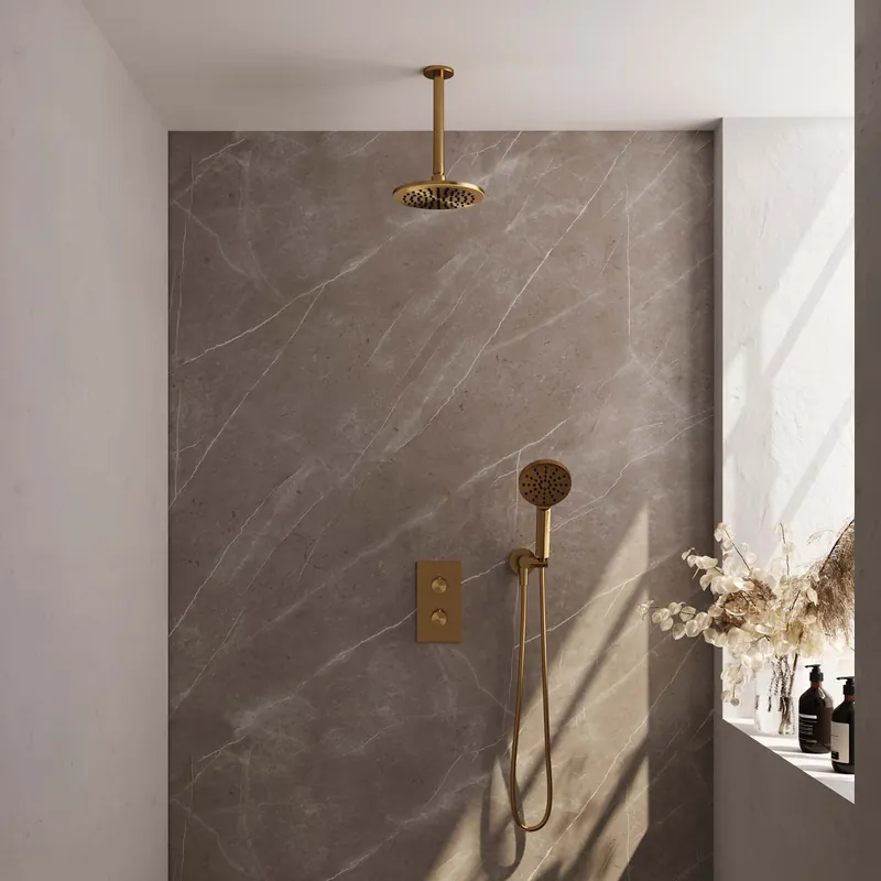 Uitverkoop Brauer Gold Carving Regendoucheset: Thermostatische Inbouwkraan met 3-Weg Omstel, Plafondarm, Douchekop 20cm, Wandhouder met Wateruitlaat, 3-Standen Handdouche & Doucheslang - Set 35 - Geribbeld Draaiknoppen - PVD - Geborsteld Goud