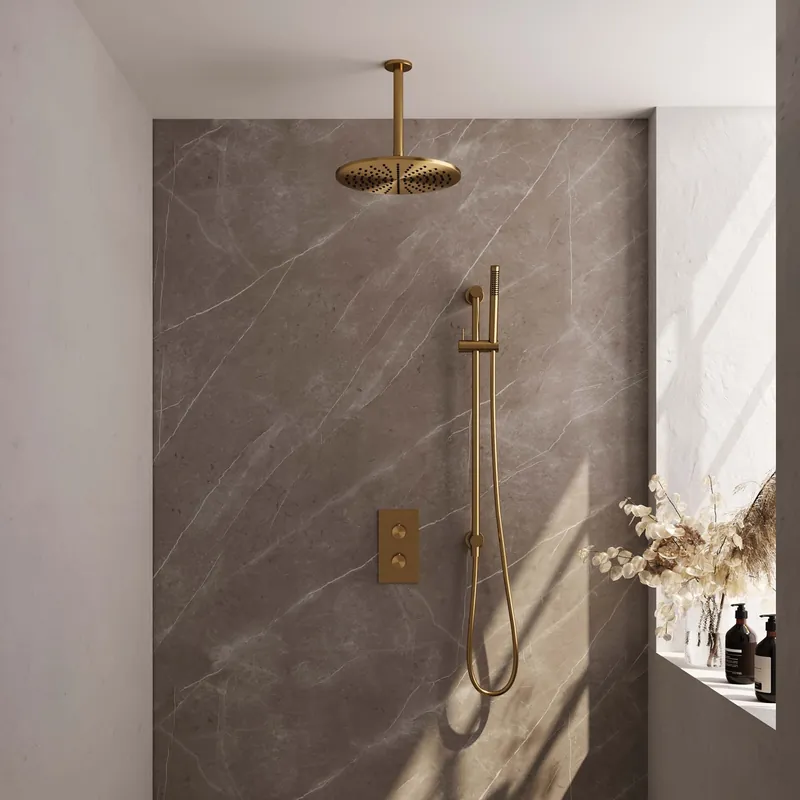 Brauer Gold Carving Regendoucheset: Thermostatische Inbouwkraan met 3-Weg Omstel, Plafondarm, Douchekop 30cm, Glijstang met Wateruitlaat, Staafhanddouche & Doucheslang - Set 42 - Geribbeld Draaiknoppen - PVD - Geborsteld Goud Hoge Kwaliteit