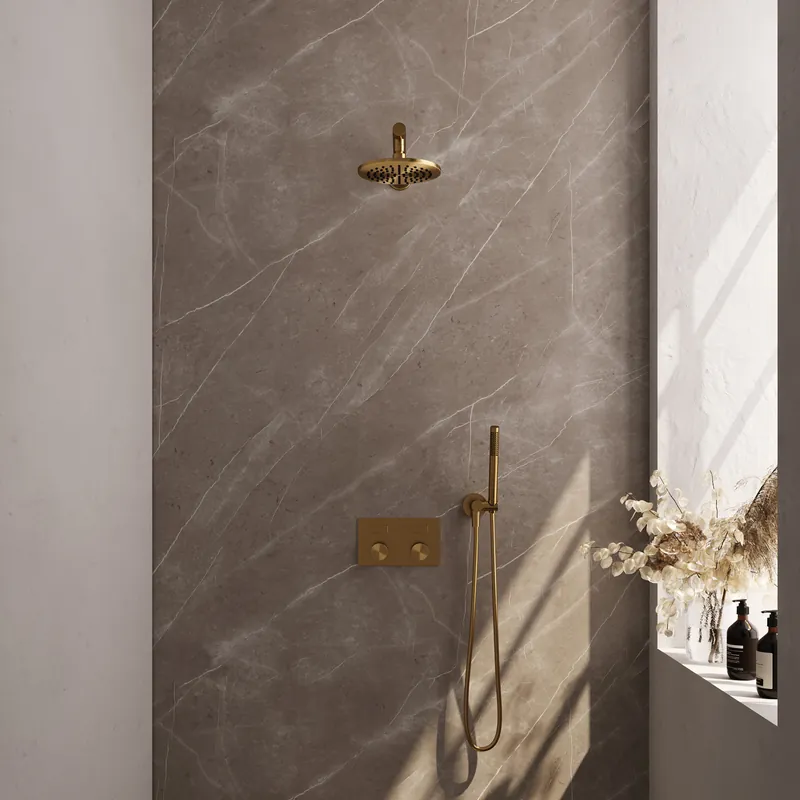 Brauer Gold Carving Regendoucheset: Thermostatische Inbouwkraan met Drukknoppen, Rechte Wandarm, Douchekop 20cm, Wandhouder met Wateruitlaat, Staafhanddouche & Doucheslang - Set 49 - Geribbeld Draaiknoppen - PVD - Geborsteld Goud Alleen Vandaag