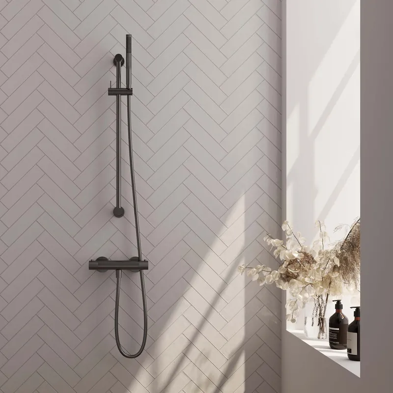 Actieprijs Brauer Gunmetal Carving Doucheset: Thermostatische Opbouwkraan met Glijstang, Staafhanddouche & Doucheslang - Set 1 - Geribbeld Draaiknoppen - PVD - Geborsteld Gunmetal