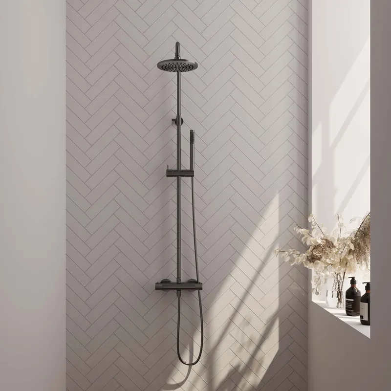 Brauer Gunmetal Carving Regendoucheset: Thermostatische Opbouwkraan met Stijgbuis, Douchekop 20cm, Staafhanddouche & Doucheslang - Set 1 - Geribbeld Draaiknoppen - PVD - Geborsteld Gunmetal Gratis Retour