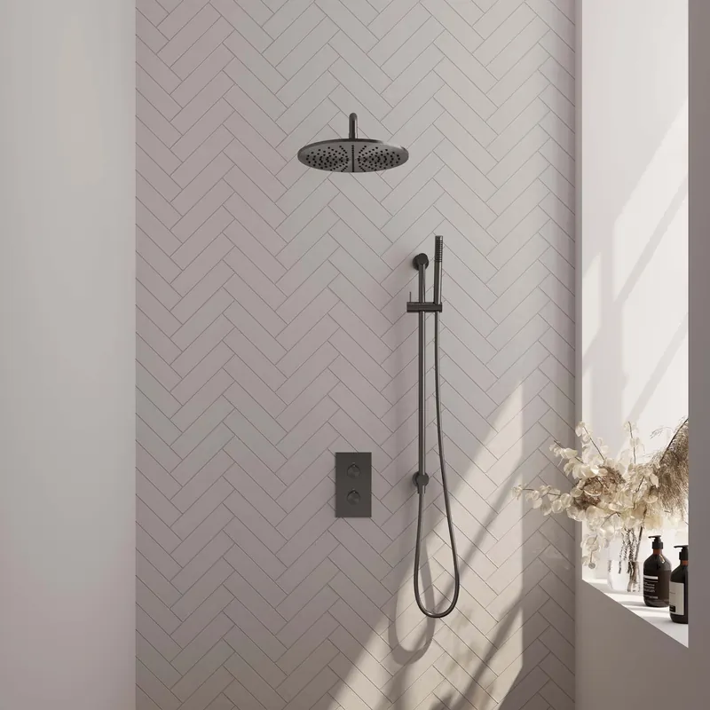Brauer Gunmetal Carving Regendoucheset: Thermostatische Inbouwkraan met 3-Weg Omstel, Gebogen Wandarm, Douchekop 30cm, Glijstang met Wateruitlaat, Staafhanddouche & Doucheslang - Set 40 - Geribbeld Draaiknoppen - PVD - Geborsteld Gunmetal Betaalbaar