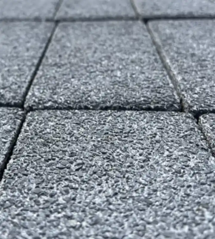 Nieuw Uitgewassen BSS 8 cm KOMO zwart met deklaag betonklinker